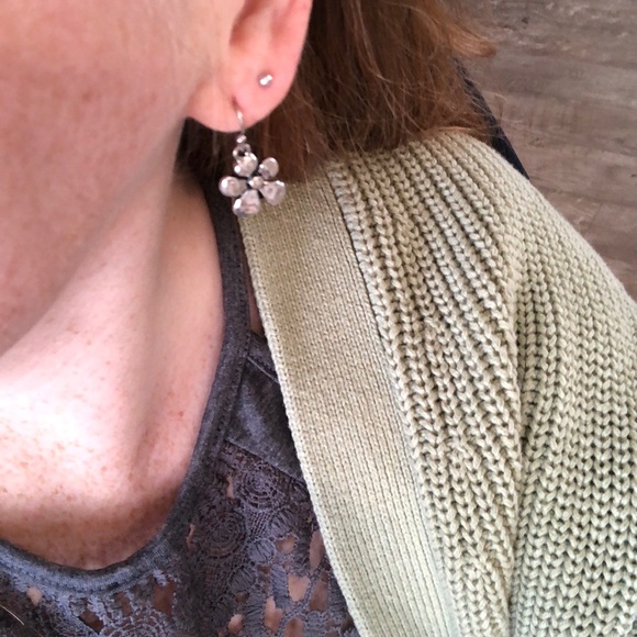 Silver tone flower earrings - Picture 3 of 3